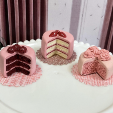 Miniature 1:12 scale Dollhouse Layer Cakes 